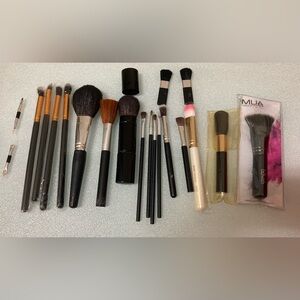 Lot of 20 Various Sizes of Makeup Brushes with Bag NEW
